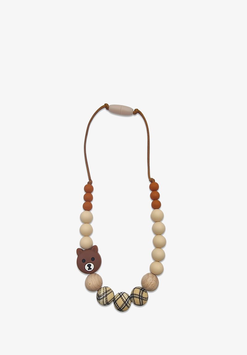 Collana di perline con un ciondolo a forma di orso bruno, caratterizzata da perline in silicone color sabbia, arancione e beige, e perline di legno con un motivo a quadri neri.