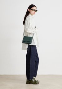 Calvin Klein LINEAR CROSSBODY - Pochette - palm green
