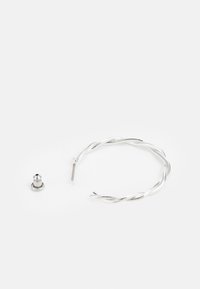 Boucle d'oreille en argent torsadé avec un tige cylindrique. Présente une texture lisse et une surface réfléchissante, accompagnée d'un élément de fermeture.