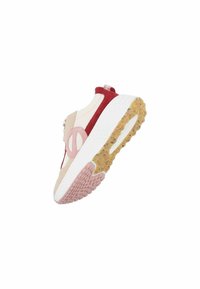 Sneaker caratterizzato da un mix di materiali rosa, rossi e beige, design slip-on, suola intermedia bianca testurizzata e suola in gomma maculata.