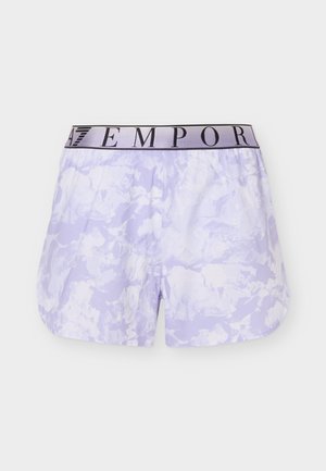 Lawendowe i białe szorty w wzory z szerokim elastycznym pasem z marką „EMPORIO” czarnymi literami.