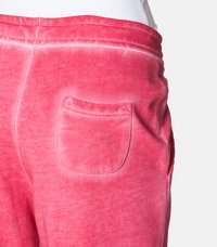 Roza trenirka iz mehkega teksturiranega blaga, z elastičnim pasom in enim zadnjim žepom.