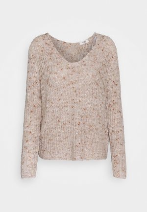 Pull en maille beige à manches longues avec un col dégagé et un motif texturé avec de petites taches marron et orange.