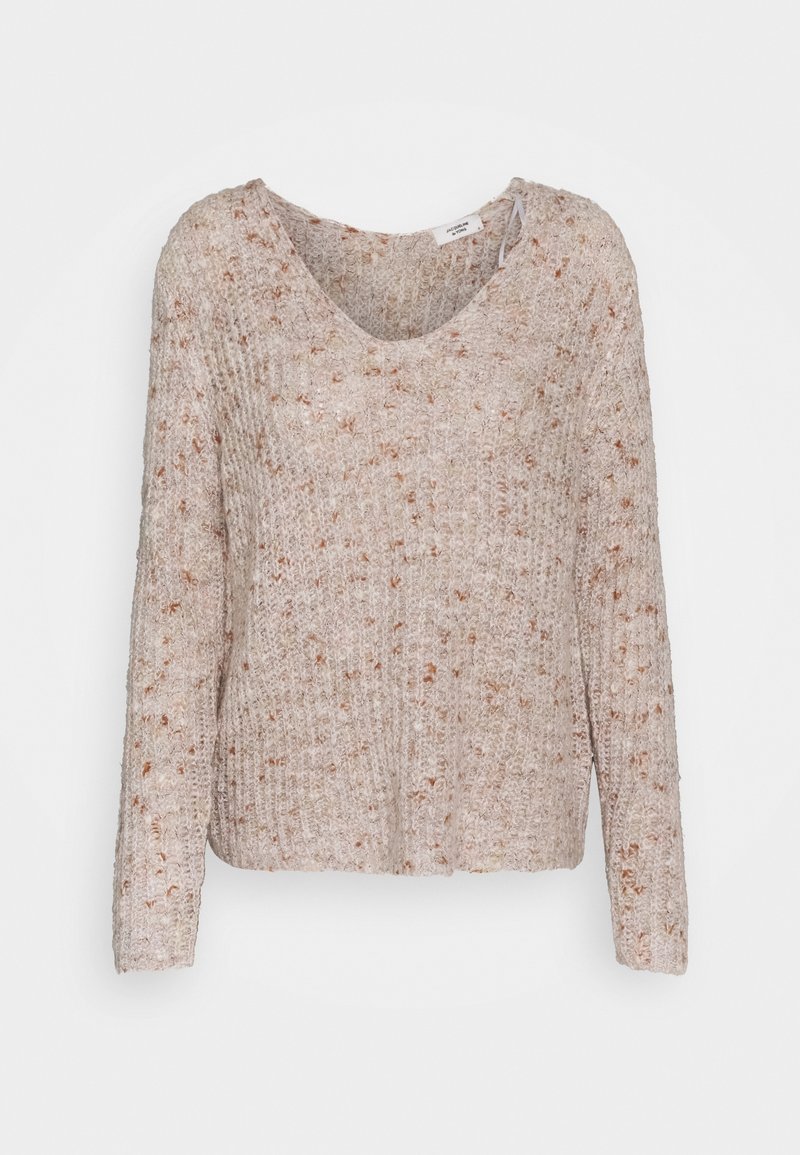 Pull en maille beige à manches longues avec un col dégagé et un motif texturé avec de petites taches marron et orange.