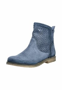 Niebieski zamszowy botek za kostkę z perforowaną cholewką, pętelką z tyłu, przeszywaną podeszwą i niskim obcasem na białym tle.