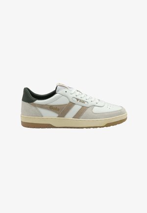 Sneaker bianca con dettagli in suede beige, collarino del tallone nero, punta traforata, suola beige e marchio "Gola" sul lato e sulla linguetta.