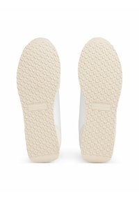 Sneakers z gładką białą cholewką, zaokrąglonym noskiem i teksturowaną kremową gumową podeszwą z diamentowym wzorem oraz detalem z logo.