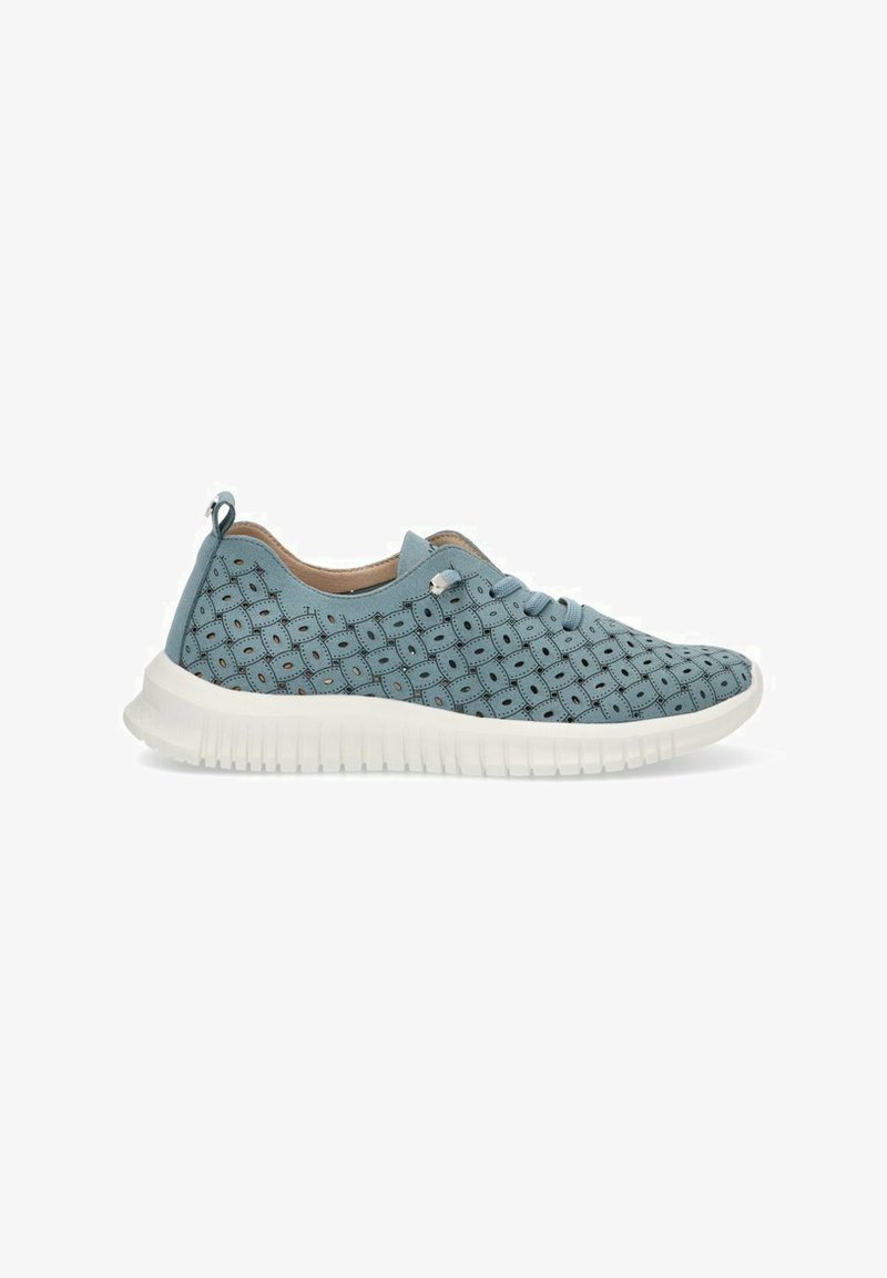 Sneaker in tessuto perforato blu con suola in gomma bianca, caratterizzato da una forma arrotondata, design con lacci e sottili accenti metallici.