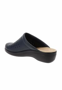 Zoccoli blu navy con un design sagomato, dettagli perforati sulla parte superiore e una soletta in sughero su una suola in gomma nera.