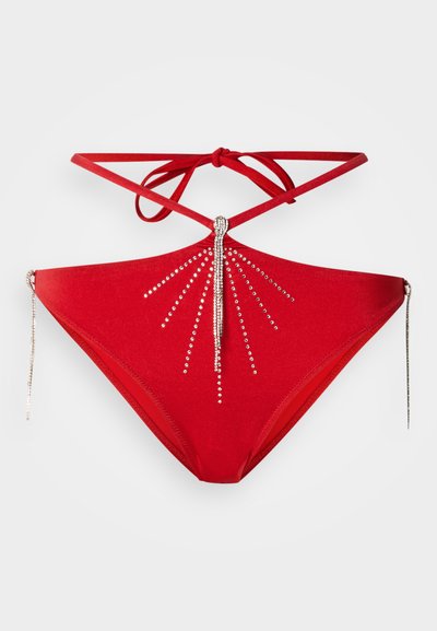 Roter Bikini-Slip mit dreieckiger Form, verziert mit funkelnden Strasssteinen in Sonnenstrahlenmuster und dekorativen silbernen Ketten an den Seiten.