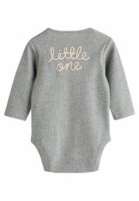 Grijze geribbelde lange mouw bodysuit met een ronde hals en de tekst "little one" geborduurd in beige op de achterkant.