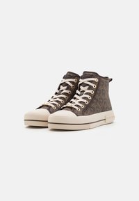 Pantofi sport înalți cu un exterior din pânză maro închis cu un model, bot din cauciuc crem și șireturi, având ochiuri aurii și o talpă texturată.