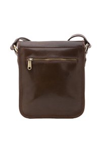 Borsa a tracolla in pelle marrone con tracolla regolabile e una tasca frontale con zip, dotata di una cerniera dorata incisa "Made in Italy."
