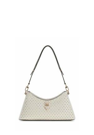 Borsa a tracolla bianca a forma triangolare con borchie color oro e una tracolla nera, con una piccola placca con il logo Guess al centro frontale.