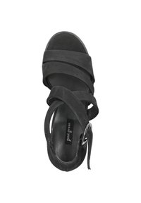 Sandalo in suede nero con molte cinghie incrociate. Il design open toe presenta una cinturina alla caviglia con fibbia regolabile. Fodera interna liscia.