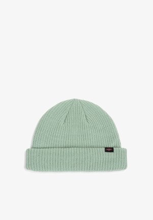 Strickmütze in sanftem Mintgrün, mit umgeschlagenem Bund und einem strukturierten Muster. Enthält ein kleines schwarzes Logoetikett an der Seite.