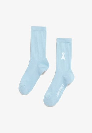 Hellblaue Socken mit Rippstrickmuster, einem Logo auf einer Seite und glatter Textur. Mid-Calf-Länge mit taillierter Passform.