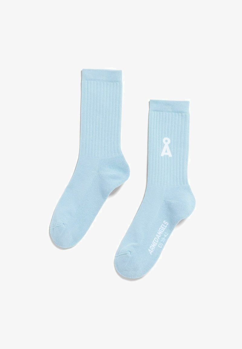 Chaussettes bleu clair avec un design côtelé, un logo sur un côté et une texture lisse. Longueur mi-mollet avec une coupe ajustée.