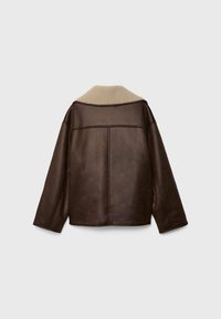 Veste en cuir marron foncé avec col en shearling beige, vue de dos sur un fond gris clair uni.