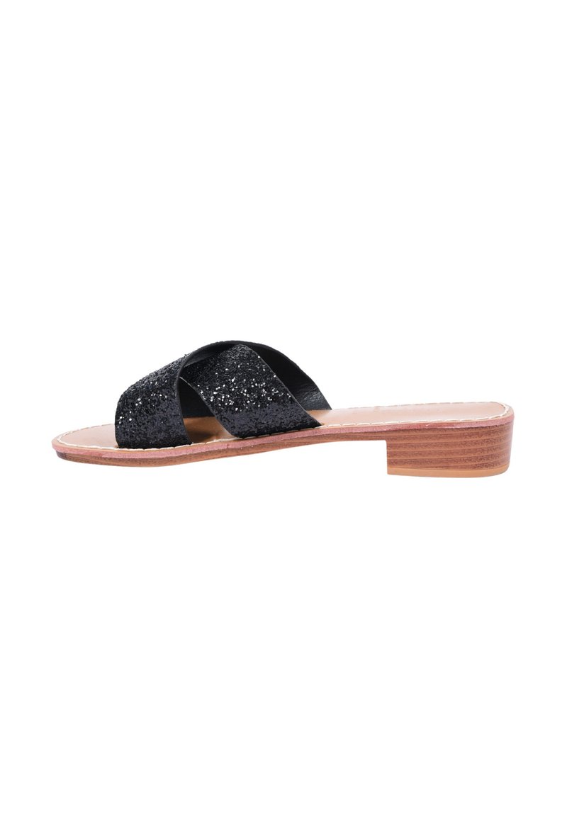 Sandali neri con fasce incrociate glitterate, tacco piatto in legno e soletta liscia beige. La parte superiore testurizzata aggiunge brillantezza.