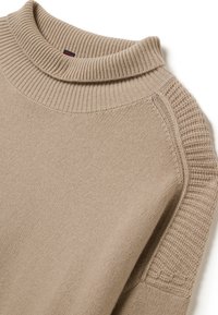 Beige gestrickter Pullover mit einem gerippten Kragen, strukturierten Ärmeln und glattem Körper. Hat ein einfaches Design und eine weiche Textur.