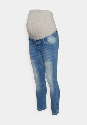 Jeans de maternidade com um cós elástico cinza, tecido de denim azul, corte skinny e desbotamento leve nas pernas. Apresenta um bolso frontal e detalhe em botão.