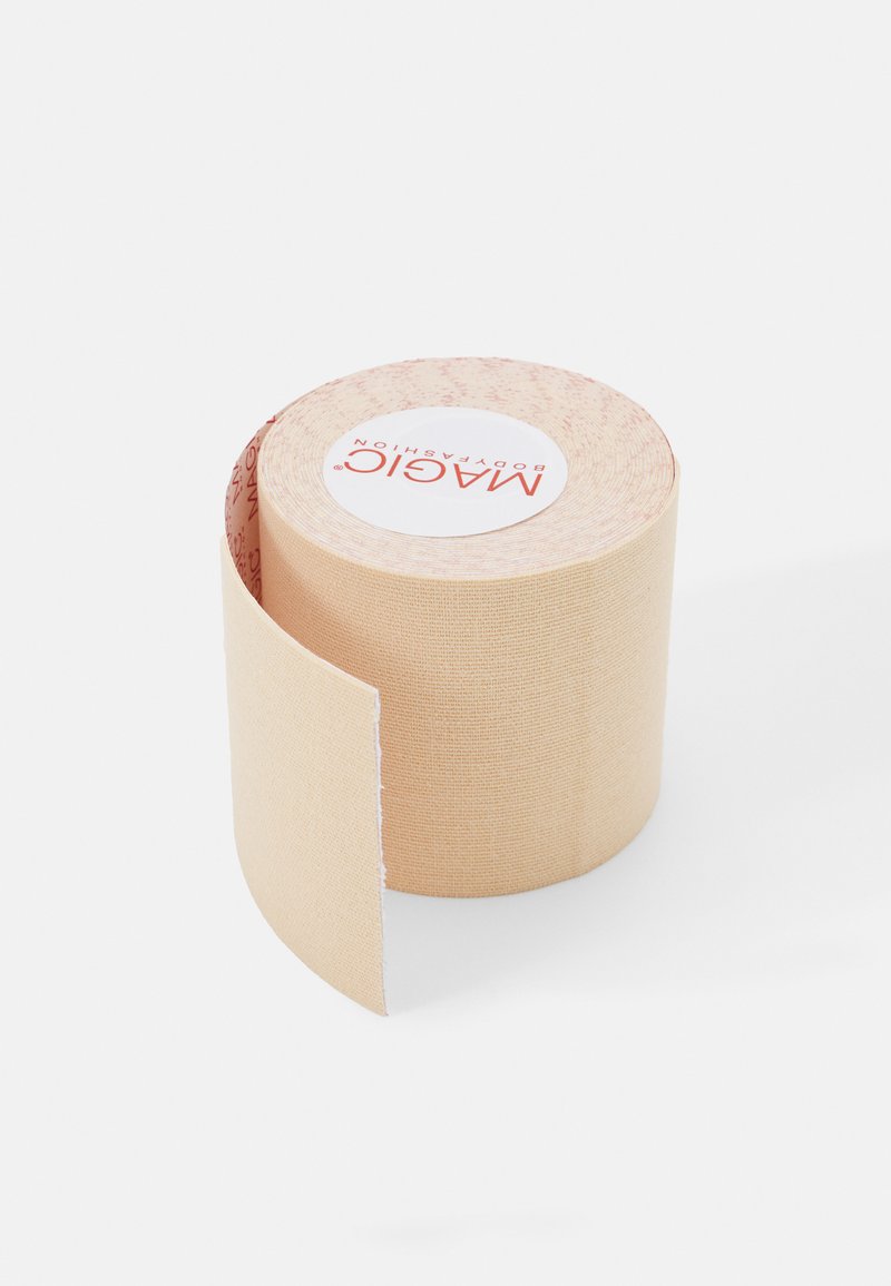 Beige elastisk tape på rull, med en teksturert overflate og en merket hvit sirkulær etikett med rød tekst og detaljer.