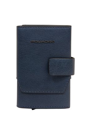 Cartera de cuero azul oscuro con cierre de presión y superficie texturizada, mostrando el nombre de la marca "Piquadro" en el frente.