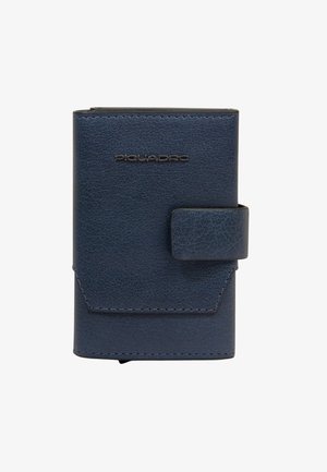 Cartera de cuero azul oscuro con cierre de presión y superficie texturizada, mostrando el nombre de la marca "Piquadro" en el frente.
