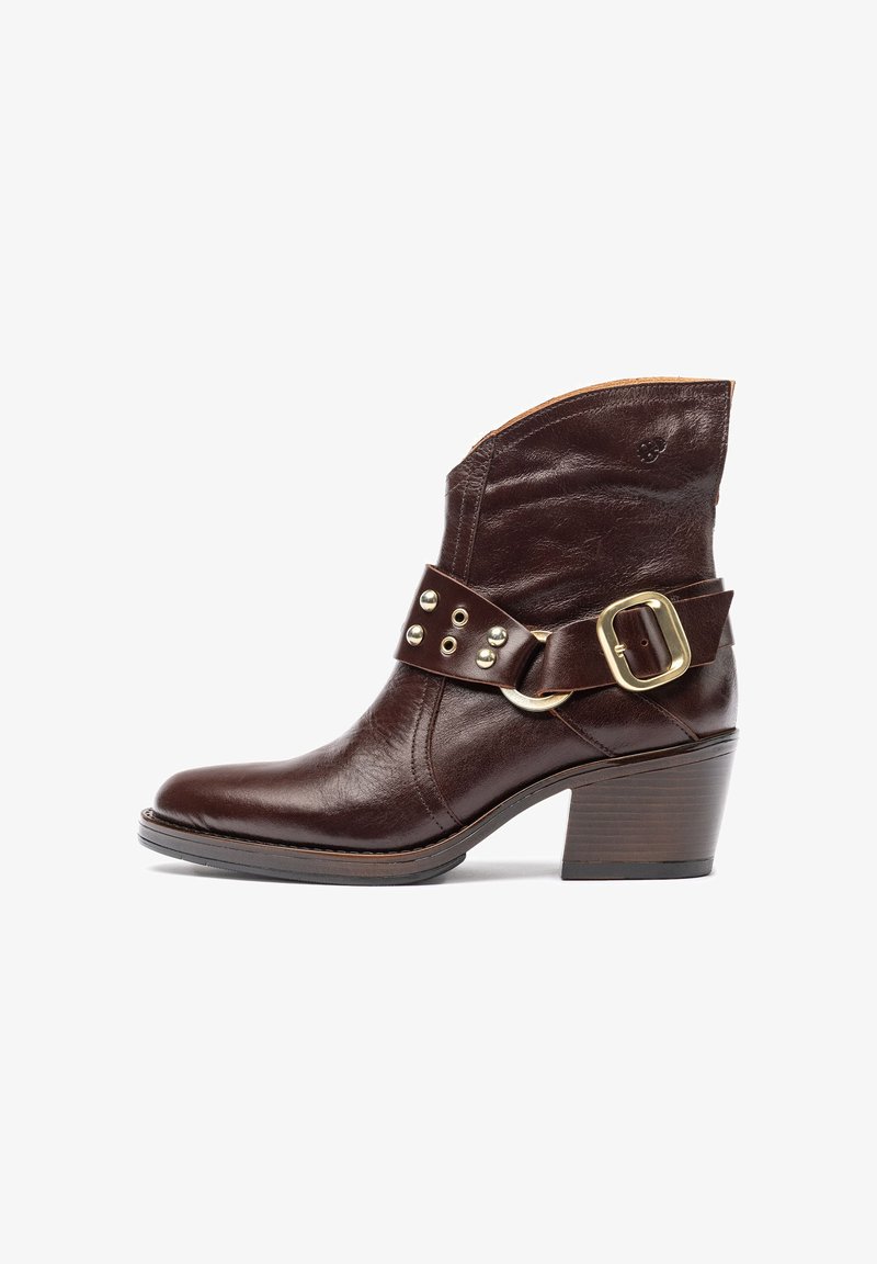 Stivaletto in pelle marrone con punta affusolata, fibbia decorativa, minuteria dorata e tacco impilato. Impegnativo superiore con dettagli cuciti.