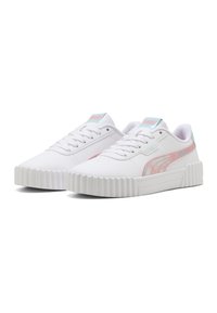 Weiße Sneaker mit einer strukturierten Gummisohle, die ein pastellpink und blaues Logo an der Seite sowie ein glattes, lederähnliches Obermaterial aufweisen.