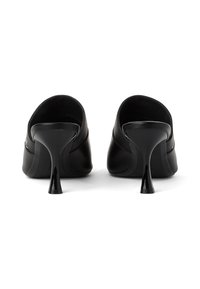 Czarne skórzane mule na wysokim obcasie o zakrzywionym designie. Posiadają błyszczące wykończenie i smukły obcas w szpilce. Brak widocznych elementów wyposażenia lub wzorów.