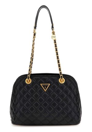 Sac à main noir matelassé avec chaîne dorée et bandoulière en cuir, doté d’une plaque triangulaire avec le logo Guess à l’avant.