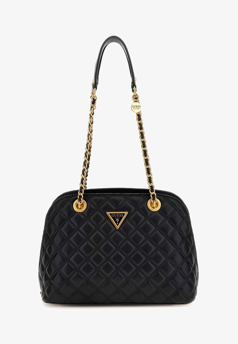 Sac à main noir matelassé avec chaîne dorée et bandoulière en cuir, doté d’une plaque triangulaire avec le logo Guess à l’avant.