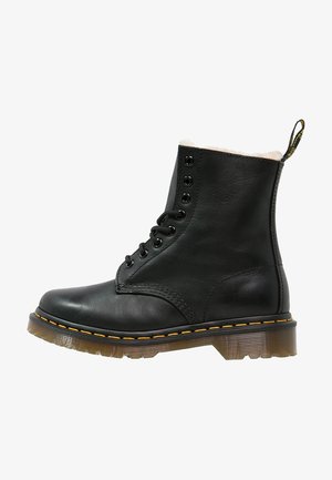 Must have mustan nahast anklet saabastega pehme valge voodriga, ümar varvas, kuue silmaga nööpimine, kollane õmblus ja läbipaistev kummist tald.