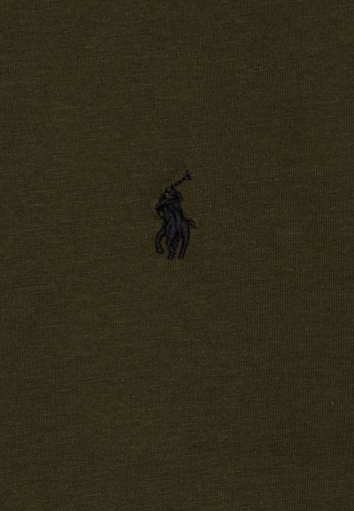 Tejido verde oliva con un pequeño logo de caballo negro bordado. La textura es suave y uniforme, con una apariencia ligeramente elástica.