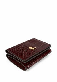 Portfel ze skóry burgundzkiej z teksturą przypominającą krokodyla, z ozdobą w złotym odcieniu z przodu oraz składanym designem dla kompaktowości.