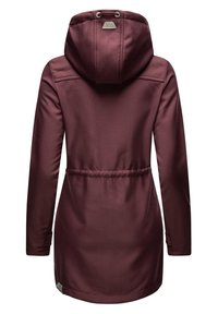 Bordeauxrode capuchonjack met een trekkoord, lange mouwen, een elastische taille en een gladde textuur. Heeft een label dicht bij de zoom.