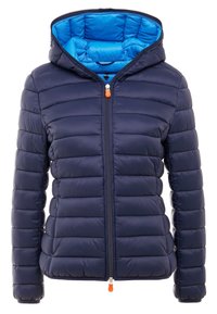 Tmavě modrá prošívaná bunda s kapucí, má jasně modrou podšívku, přední zip s oranžovým jezdcem a horizontální prošívání.