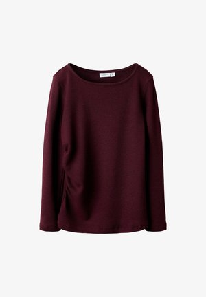 Chandail à manches longues en tricot côtelé de couleur bourgogne foncé avec un col rond et de légères fronces d'un côté, présenté sur un fond blanc.