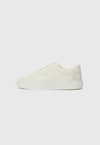 Sneaker bianche in pelle con superficie liscia, punta rotonda, design con lacci e leggera suola piatta. Branding sottile in oro sul lato.