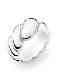 Zilveren ring met een gedraaide ontwerp, met gladde, ronde oppervlakken en een geschulpte rand. Gegraveerd logo zichtbaar op de binnenste band.