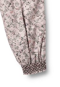 Jasnoróżowa tkanina z kwiecistym wzorem; elastyczny mankiet z marszczeniem i fakturowanym wykończeniem; oddychający materiał dla komfortu.