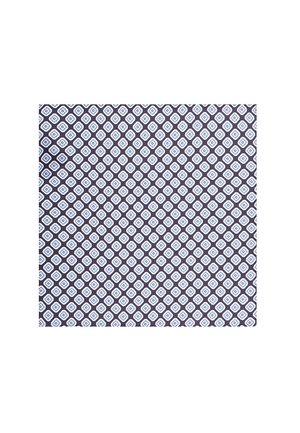 Powtarzający się geometryczny wzór białych i jasnoniebieskich rombów z małymi kwadratami w środku na ciemnoniebieskim tle.