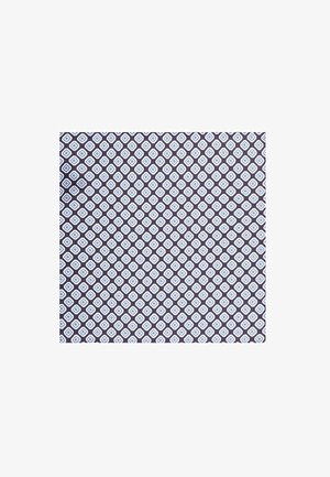 Powtarzający się geometryczny wzór białych i jasnoniebieskich rombów z małymi kwadratami w środku na ciemnoniebieskim tle.