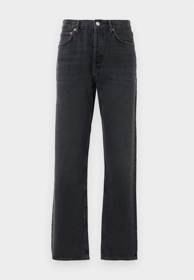 Schwarze gerade geschnittene Jeans aus Denim mit fünf Taschen, Knopfverschluss und Gürtelschlaufen, vor einem weißen Hintergrund präsentiert.