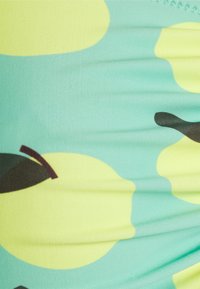 Tecido azul claro com grandes formas abstratas amarelas e verdes escuras. O material é suave e ligeiramente elástico, com uma textura franzida.