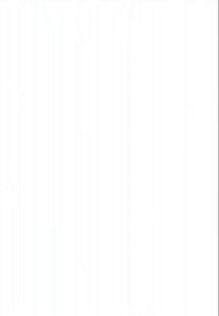 Două persoane stau pe o bancă în aer liber, una dintre ele având un laptop, înconjurate de copaci verzi și un traseu pietonal într-un parc.