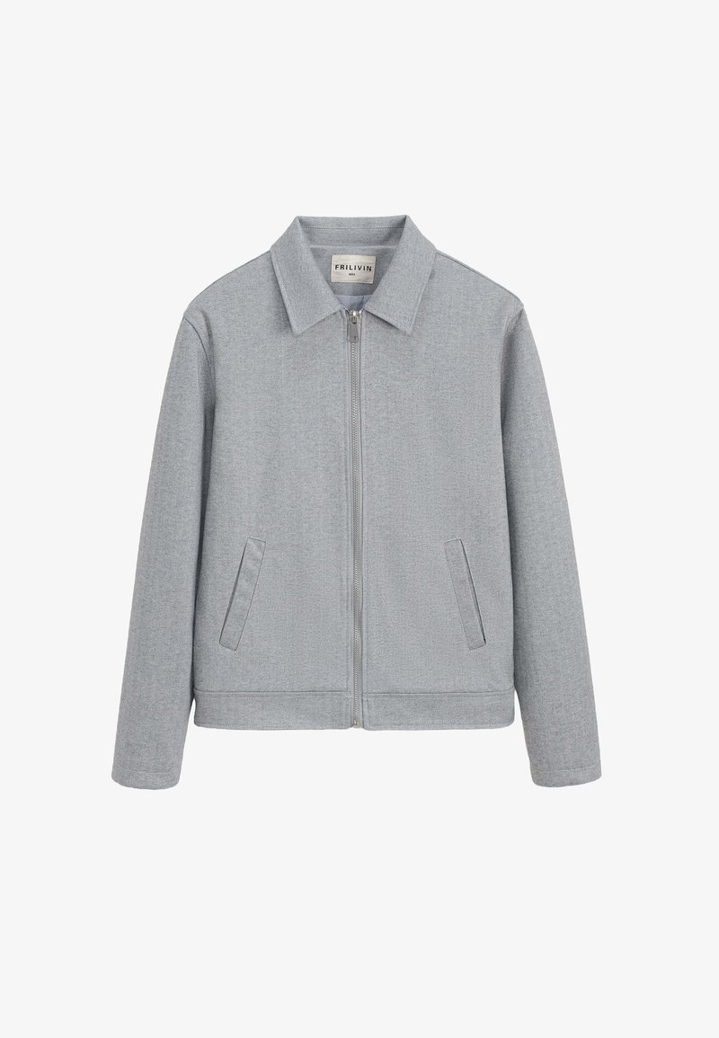 Veste grise zippée avec un col, deux poches avant et un tissu texturé. Coupe droite et design épuré.