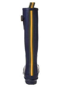 Botte en caoutchouc navy avec une surface texturée, ornée d'une bande verticale jaune et verte à l'arrière et d'un détail de sangle étroite au niveau de la cheville.